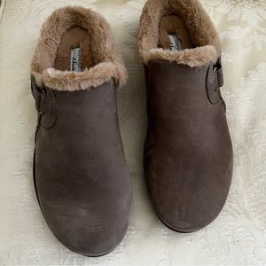 Woman’s CLARKS Roseville Clogs.  Faux fur lined. Dark taupe leather. Size 9M